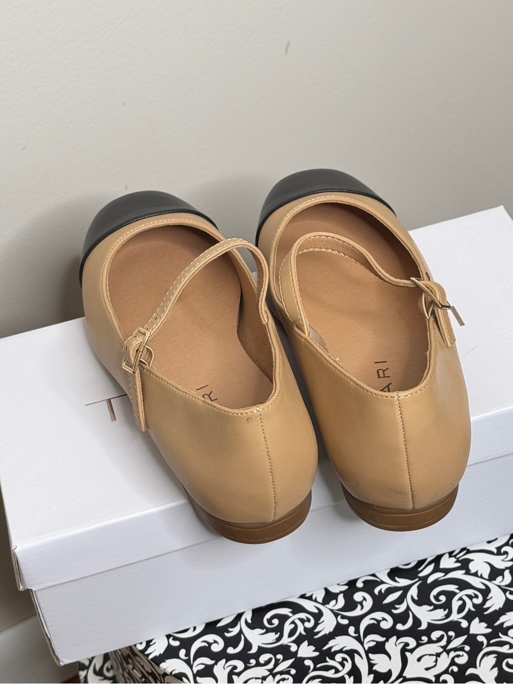 Tahari Mary Jane Cap-Toe Mary Jane Flats Black Camel New Size 7.5 - Picture 3 of 5